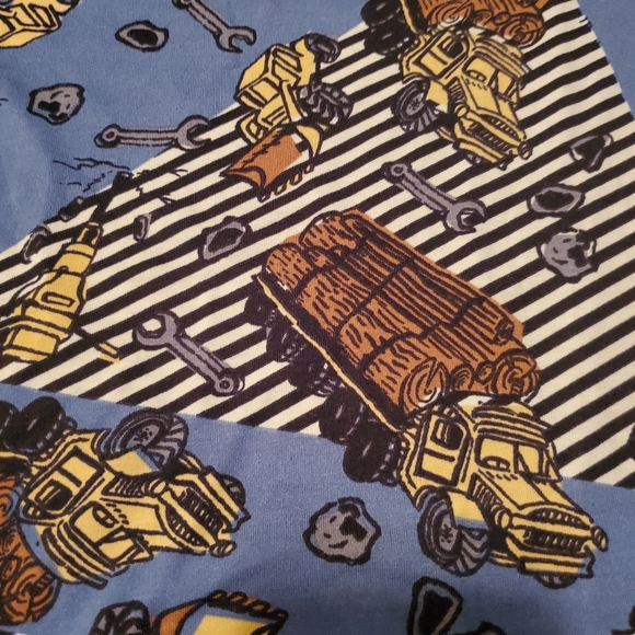 5/25 LuLaroe Gracie Kids Shirt Trucks & Wrenches 8 NWT - Picture 2 of 5